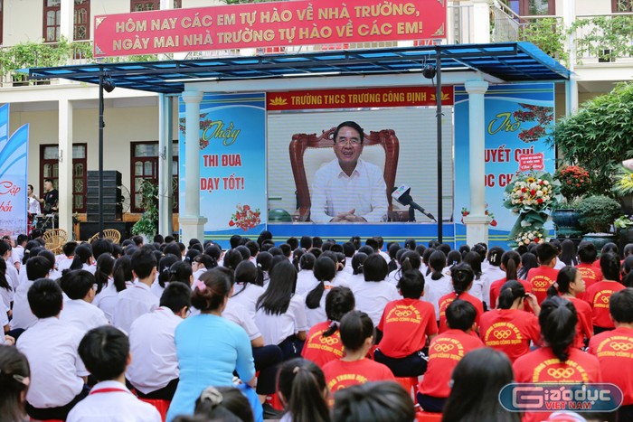 Cựu học sinh nhà trường chia sẻ những khó khăn vất vả khi còn ngồi trên ghế nhà trường (Ảnh: HH)