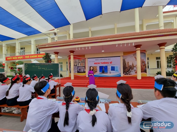 Tiết đọc văn bản “Hịch tướng sĩ” do cô giáo Nguyễn Thị Lương và các em học sinh lớp 8B1 Trường Trung học cơ sở Trần Phú thực hiện (Ảnh: Lã Tiến)