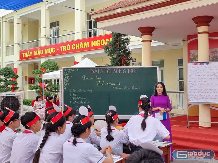 Tiết dạy của cô và trò Trường Trung học cơ sở Trần Phú được đánh giá cao (Ảnh: Lã Tiến)