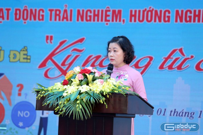 Cô giáo Nguyễn Thị Thanh Huyền – Phó hiệu trưởng Trường Trung học cơ sở Trương Công Định phát biểu khai mạc chuyên đề (Ảnh: HH)