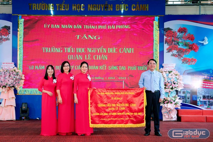 Ông Lê Khắc Nam – Phó chủ tịch Uỷ ban nhân dân thành phố Hải Phòng trao bức trướng của thành phố tặng nhà trường (Ảnh: NC)
