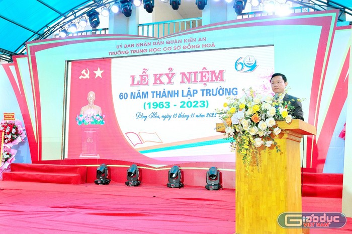 Thầy giáo Lê Văn Hùng - Hiệu trưởng Trường Trung học cơ sở Đồng Hoà đọc diễn văn kỷ niệm (Ảnh: LT)