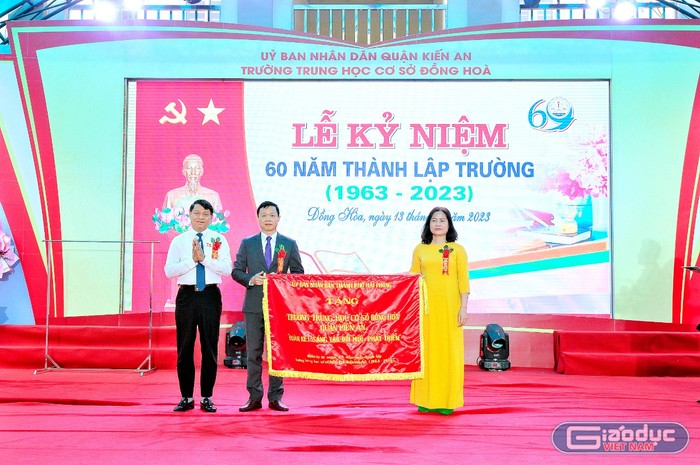 Ông Phạm Văn Khanh - Bí thư Quận ủy Kiến An trao bức trướng của Ủy ban nhân dân thành phố tặng Trường Trung học cơ sở Đồng Hòa (Ản: LT)