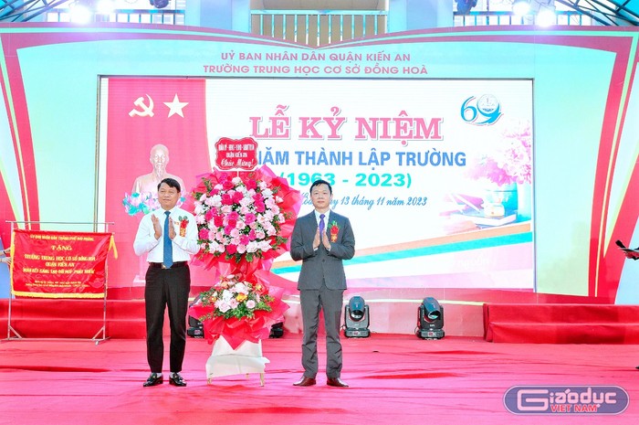 Lãnh đạo quận Kiến An tặng hoa chúc mừng nhà trường (Ảnh: LT)