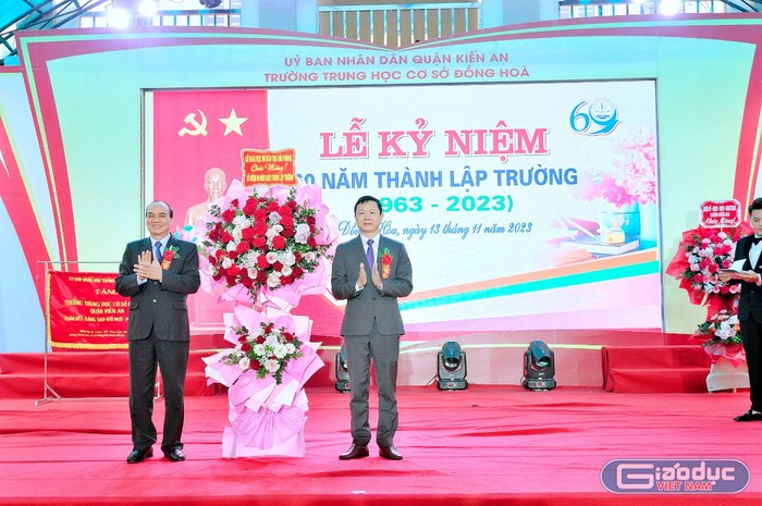 Lãnh đạo Sở Giáo dục và Đào tạo tặng hoa chúc mừng nhà trường (Ảnh: LT)