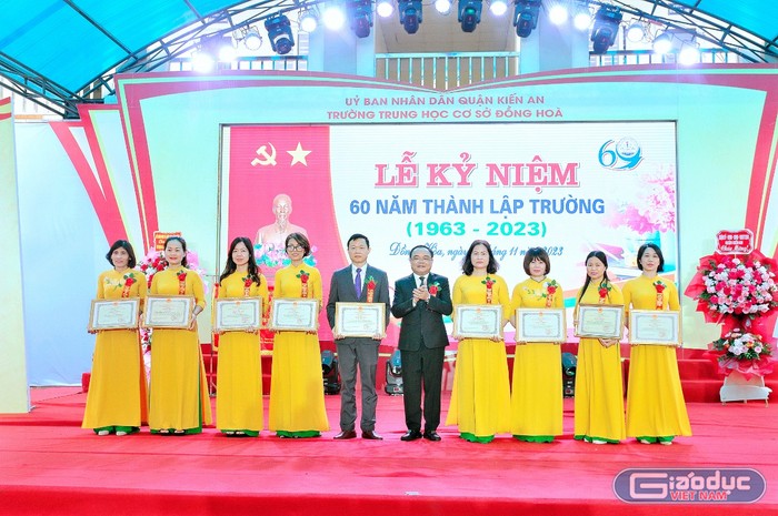 Lãnh đạo quận Kiến An trao bằng khen của Chủ tịch Ủy ban nhân dân thành phố tặng các tập thể, cá nhân có thành tích xuất sắc (Ảnh: LT)