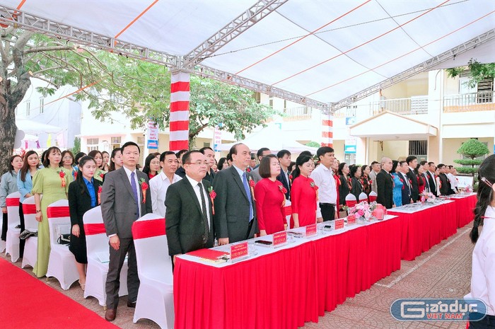 Các đại biểu dự lễ kỷ niệm 60 năm thành lập Trường Trung học cơ sở Đồng Hoà (Ảnh: LT)