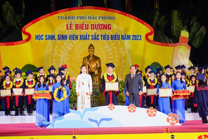 Lãnh đạo thành phố, Thành đoàn Hải Phòng biểu dương học sinh, sinh viên tiêu biểu xuất sắc (Ảnh: ĐT)