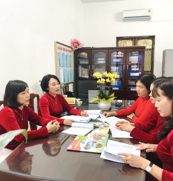 Cô Nguyễn Thị Quyến trao đổi chuyên môn nghiệp vụ với các đồng nghiệp. Ảnh: NVCC