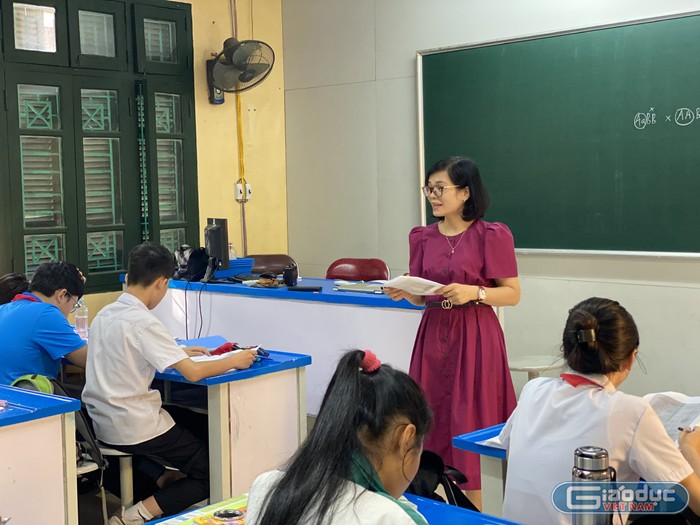 Cô giáo Phương được học sinh và các đồng nghiệp biết đến là người luôn biết truyền cảm hứng, đam mê vào mỗi bài giảng môn Sinh học. (Ảnh: LT)