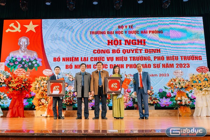 Trường Đại học Y Dược Hải Phòng bổ nhiệm chức danh Phó Giáo sư cho 2 giảng viên (Ảnh: TC)