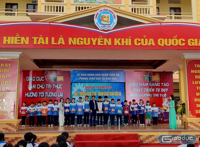 Các nhà tài trợ tặng quà cho học sinh quận Kiến An (Ảnh: LT)