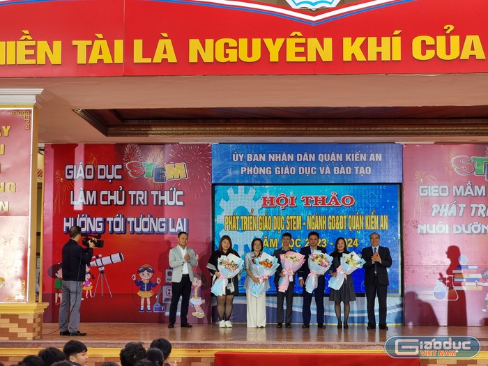 Lãnh đạo Sở Giáo dục và Đào tạo, quận Kiến An tặng hoa các nhà tài trợ (Ảnh: LT)