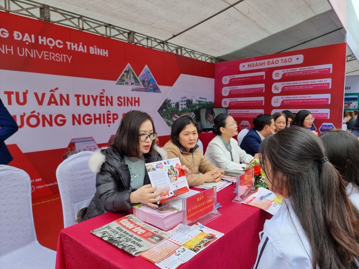 Cán bộ, giáo viên Trường Đại học Thái Bình giải đáp thắc mắc cho các em học sinh trung học phổ thông (Ảnh: NT)