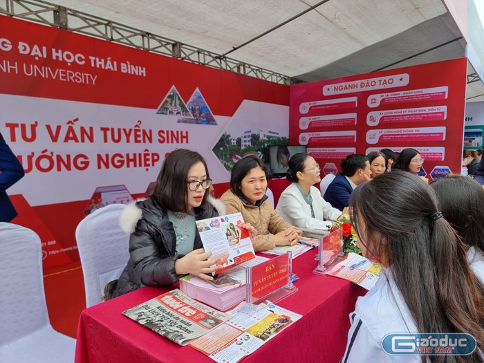 Cán bộ, giáo viên Trường Đại học Thái Bình tư vấn cho học sinh trung học phổ thông (Ảnh: LT)