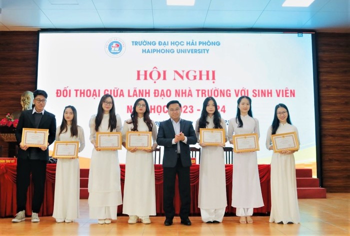 Hiệu trưởng trao Giấy khen cho các Tập thể đạt danh hiệu Xuất sắc, Tiên tiến.jpg