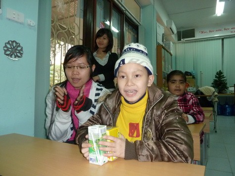 Quản ca Nguyễn Thị Thủy hát tặng cô giáo Hương bài hát "Lớp chúng mình" và chúc cô lên đường mạnh khỏe.