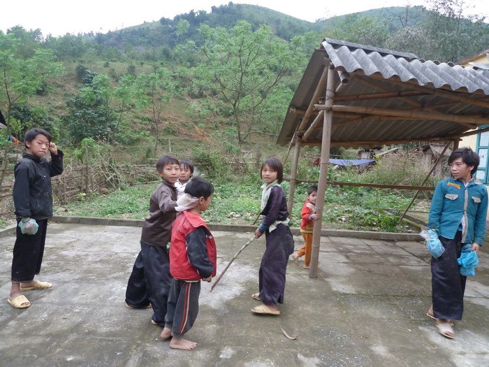 Xã Suối Bu (huyện Văn Chấn, tỉnh Yên Bái) gồm 4 thôn: Bu Cao, Bu Thấp, Làng Hua và Ba Cầu với 80 % là người dân tộc H’Mông, với trình độ dân trí còn thấp. Hiện nay, có 2 thôn Bu Cao và Lang Hua chưa có điện.