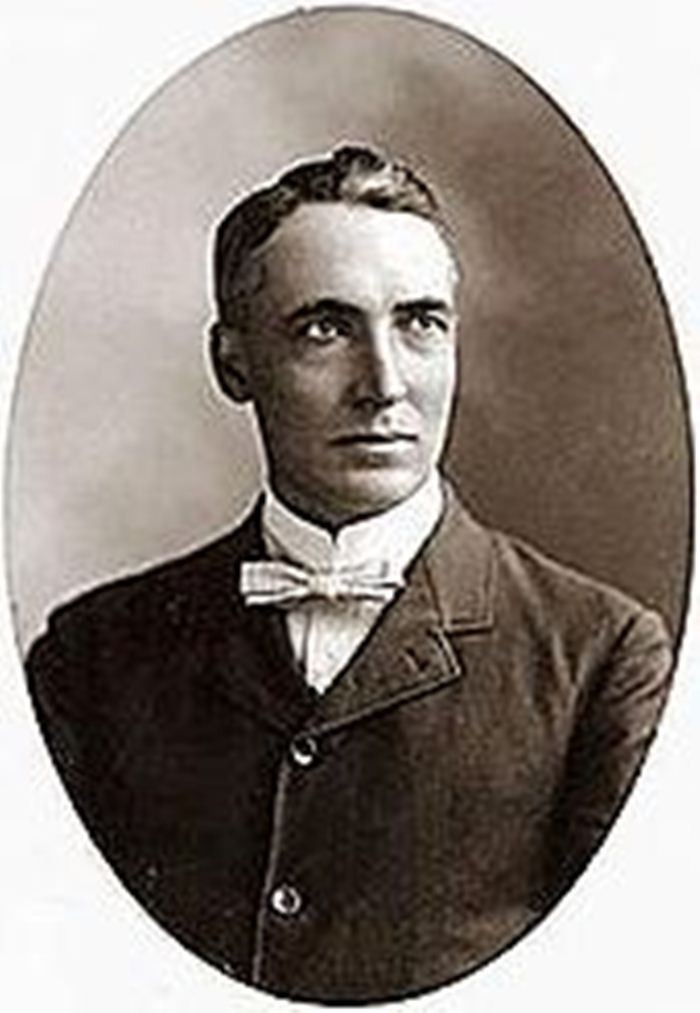 Warren G. Harding Bước vào trường Ohio năm 15 tuổi và tốt nghiệp Ohio Central College năm 1882. Harding tiếp tục nghiên cứu thương mại in và báo chí khi là một sinh viên đại học tại Central College Ohio ở Iberia, trong thời gian đó ông cũng đã làm việc tại Cục Đăng kiểm Liên minh ở Mount Gilead . Ông đã trở thành một nhà diễn thuyết, tốt nghiệp vào năm 1882 với Cử nhân Khoa học ở tuổi 17. Là một cầu thủ trẻ, Harding đã trở thành nhạc công chơi Cornet và chơi trong ban nhạc khác nhau.