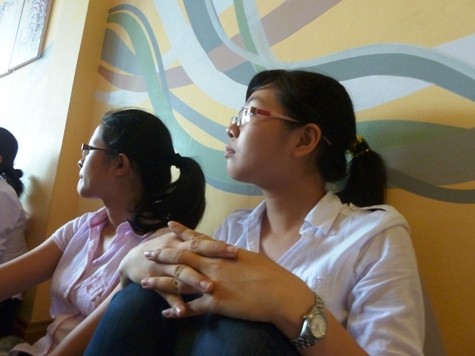 Dương Thị Thanh (phải) vẫn còn sốc khi kể lại nghe thông báo Nhà nước không cấp học bổng 322 cho gần 50 sinh viên nữa.