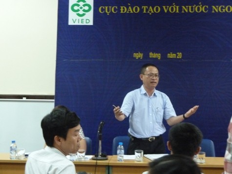 Cục trưởng Cục Đào tạo với nước ngoài Nguyễn Xuân Vang trả lời câu hỏi của các phụ huynh, ứng cử viên trong buổi trao đổi ngày 21/05 (ảnh Kim Ngân).