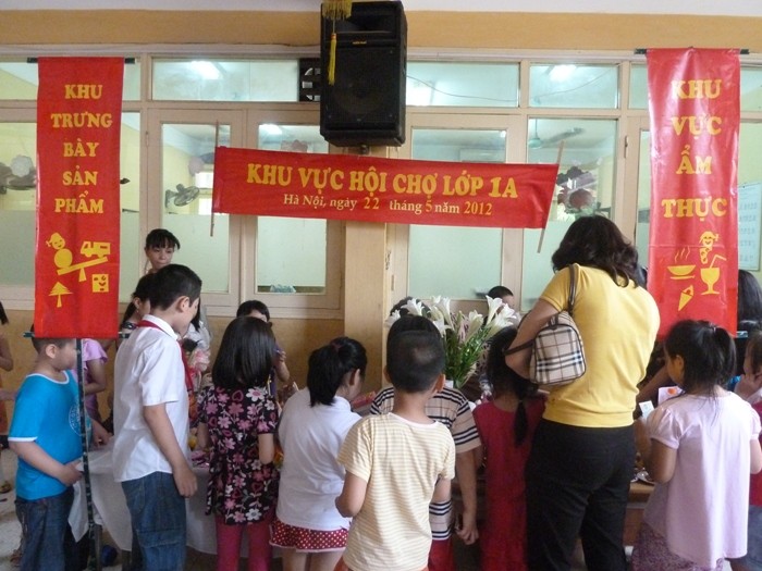 Chiều ngày 22/5, Trường Tiểu học Thực nghiệm Hà Nội tổ chức hội chợ nhằm xây dựng trường học thân thiện, học sinh tích cực ở trong khuôn viên trường. Tham dự hội chợ thường niên này có rất nhiều cô giáo, phụ huynh và hàng trăm em học sinh khối tiểu học.