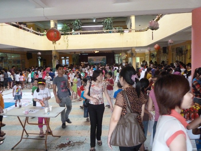 Hội chợ thu hút hàng trăm cô giáo, phụ huynh, học sinh trường Thực nghiệm.