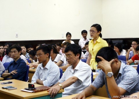 Th.S Ngô Thị Hồng Nhung thẳng thắn, tha thiết đề nghị với Bộ cho ứng viên đi du học trong năm nay tại cuộc gặp mặt với Cục đào tạo với nước ngoài ngày 21/05.