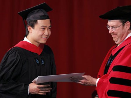 Bạc Qua Qua (trái) nhận bằng tốt nghiệp Trường quản trị Kennedy thuộc Đại học Harvard hồi tuần trước.