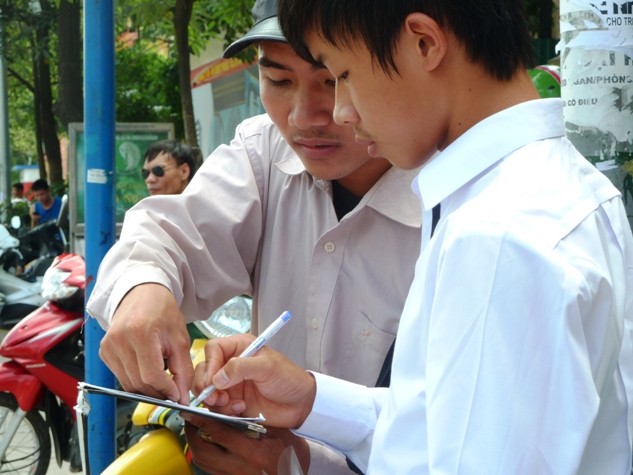 Thí sinh Hoàng Văn Tuấn (Bắc Giang) bị lừa mua tăm tre quyên góp sau ra khỏi phòng thi sáng 10/7 (Ảnh: Kim Ngân).