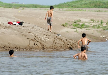 Không có bể bơi, không có kỹ năng tự bảo vệ mình khi đuối nước, hàng năm có hàng trăm học sinh bị chết đuối thương tâm (nguồn internet).