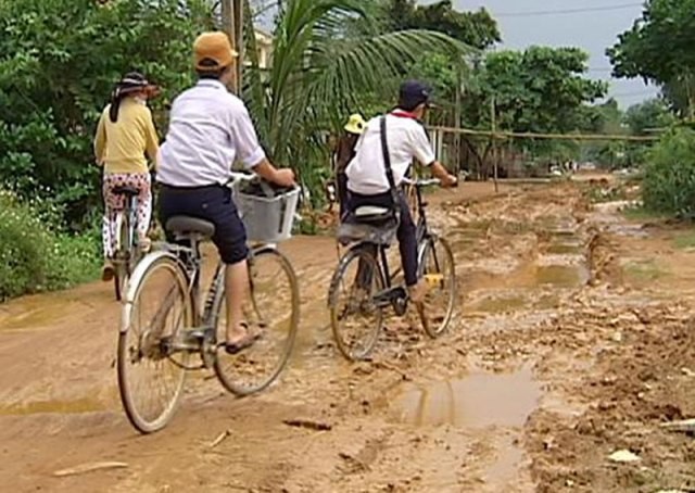 Với các em vùng cao, việc được đến trường là một niềm vui, cho dù phải... lội bùn NHỮNG NỖI KHỔ CỦA HỌC SINH VIỆT NAM (P2) <<NỮ SINH CĐ DU LỊCH ĐẸP DỊU DÀNG TRONG NẮNG THU <<VẺ ĐẸP KIÊU SA CỦA HOT GIRL CĐ TRUYỀN HÌNH HÀ NỘI