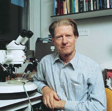 Giáo sư John Gurdon chia sẻ giải Nobel Y học 2012 cùng giáo sư Shinya Yamanaka của Đại học Kyoto, Nhật Bản. Ảnh: rupress.org