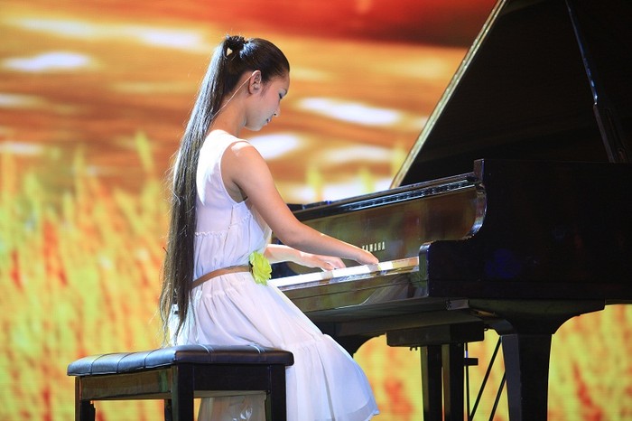 Cô gái Trịnh Gia Gia với khả năng chơi đàn piano điêu luyện trong khi cả hai bàn tay của cô không còn một ngón tay nào.