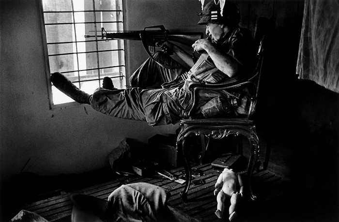 Lính Mỹ nấp trong nhà bắn tỉa. Ảnh chụp Tết Mậu Thân tại Sài Gòn.