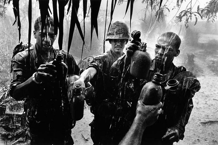 Nước uống là nỗi lo của lính Mỹ. Ảnh lính Mỹ hứng nước khi trời mưa.