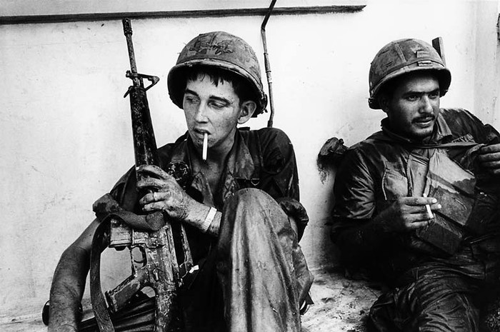Lính Mỹ trở về sau khi suýt chết vì đạn của chính bạn mình khi rút lui khỏi tầm bắn của các tay súng bắn tỉa Việt Cộng.