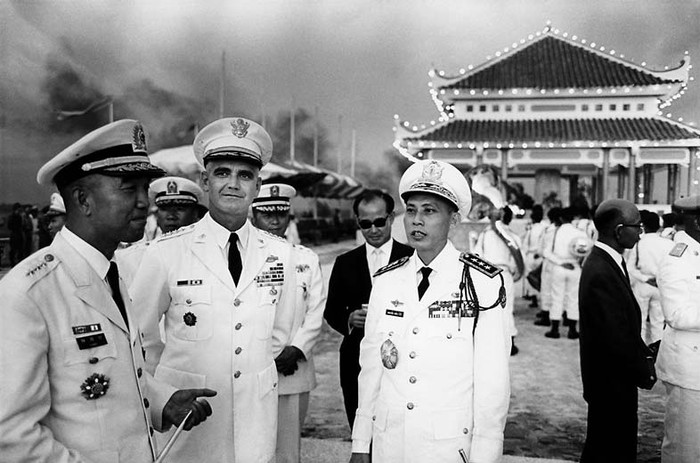 Tướng Mỹ Westmoreland tới Saigon.