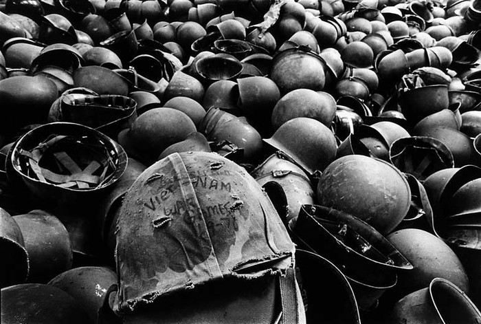 Đống mũ sắt bị vứt lại vào những ngày cuối của cuộc chiến.