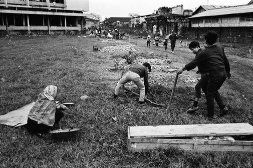 Sân trường đại học biến thành một nghĩa địa, 1968.