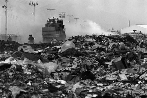 Đà Nẵng -1970. Bên ngoài khu căn cứ không quân của Hoa Kỳ, bãi rác khủng nhất ở Việt Nam, và có lẽ lớn nhất thế giới.