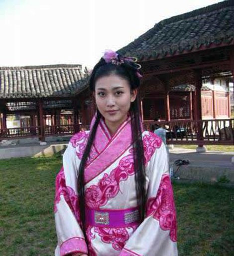 Nữ diễn viên Lý Thể Hoa trong tạo hình nàng Vương Chiêu Quân với bộ phim Vương Chiêu Quân sản xuất 2004.