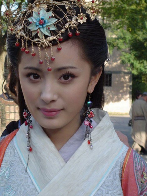 Dương Mịch trở thành nữ diễn viên trẻ tuổi nhất trong số các diễn viên từng thể hiện nhân vật Vương Chiêu Quân.