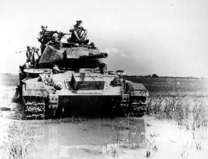 Lính Pháp sử dụng xe tăng M24 Chaffee của Mỹ trong chiến dịch Điện Biên Phủ.