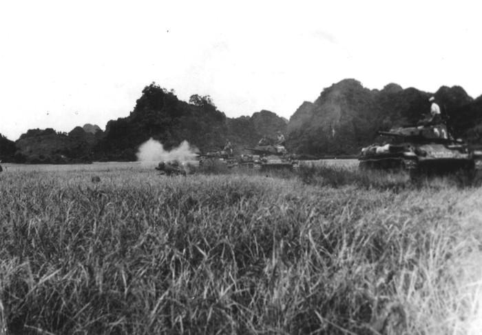 Pháp sử dụng một lượng nhỏ xe tăng M24 Chaffee của Mỹ nhằm đẩy nhanh cuộc tấn công