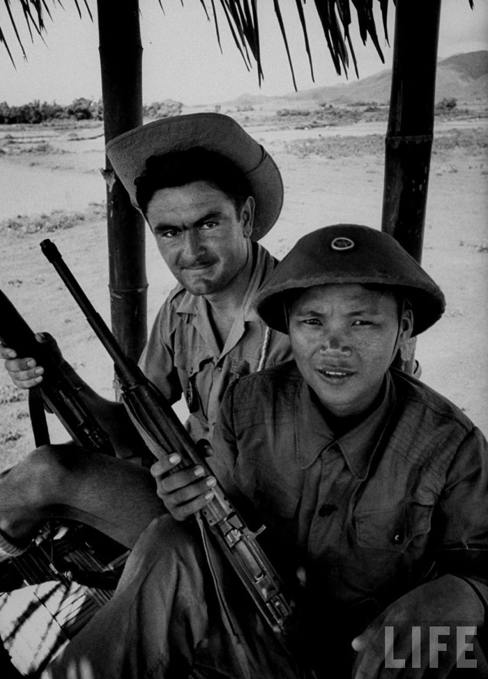 Lính gác của Việt Minh (phải) và lính Pháp (trái) tại Hội nghị Trung Giã. (nguồn.manhhai).