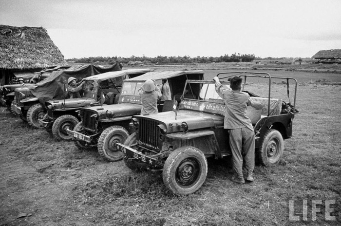 Xe jeep của phía Pháp bị quân đội Việt Minh bắt giữ, tháng 7-1954 (nguồn.manhhai).