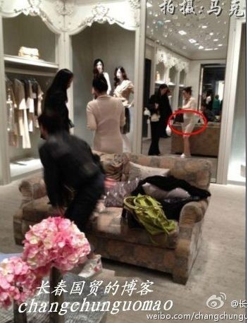 Củng Lợi bị bắt gặp đi mua đồ trong một hiệu thời trang ở Paris với bụng bầu lộ rõ rệt.
