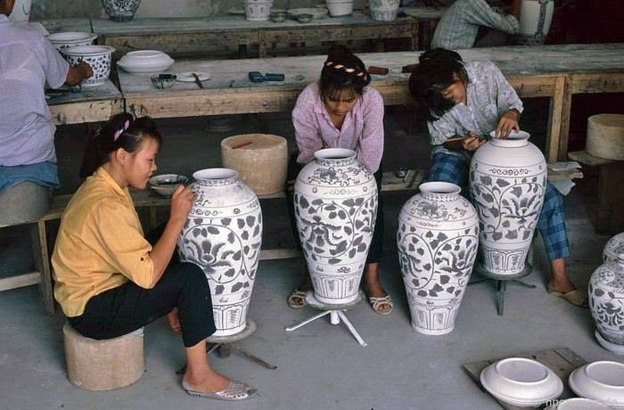 Các nghệ nhân vẽ hoa văn lên sản phẩm gốm Bát Tràng. Ảnh chụp năm 1991.