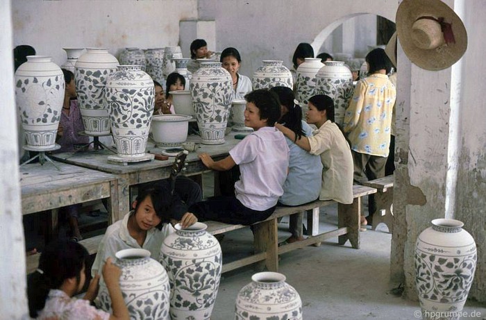 Sản phẩm gốm sứ Bát Tràng nổi tiếng trong cả nước, đồng thời còn được xuất khẩu đi khắp thế giới. Các bộ sưu tập gốm sứ cho thấy chúng đã đạt tới đỉnh cao của nghệ thuật và kỹ thuật. Ảnh chụp năm 1991.